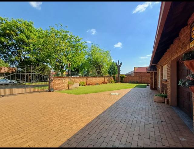 4 BEDROOM HOUSE FOR SALE IN DERSLEY